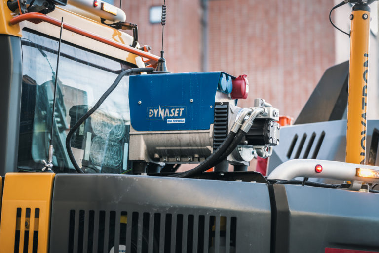 Dynaset hydraulic generator installed on an excavator
